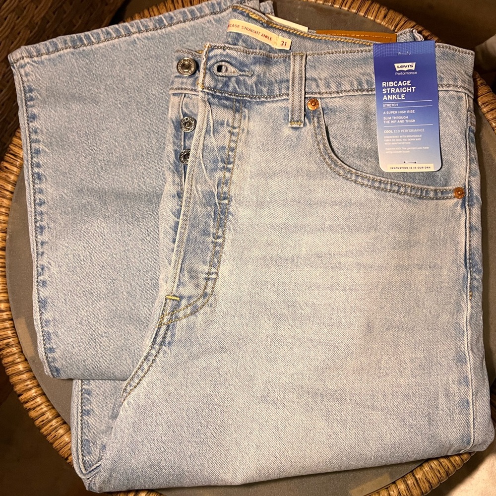 Ribcage straight ankle Levi’s light wash, button up jeans